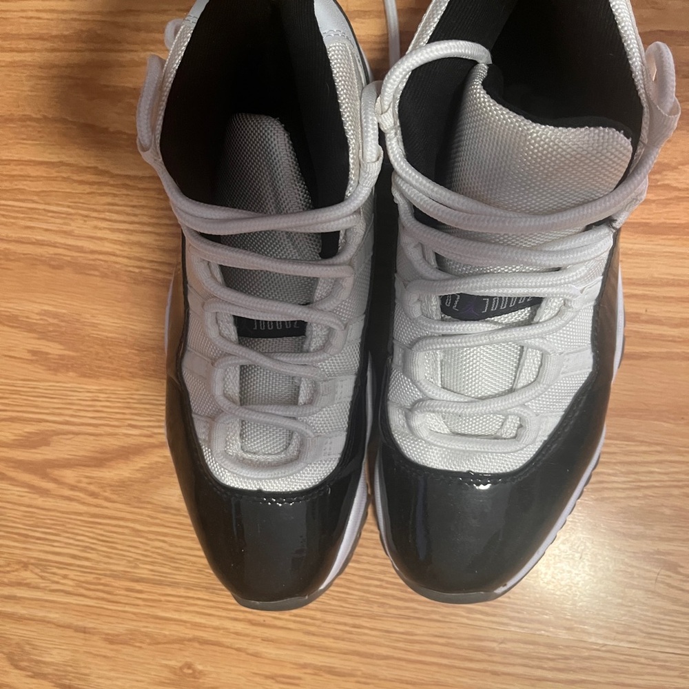 Jordan 11 Concords Black and White